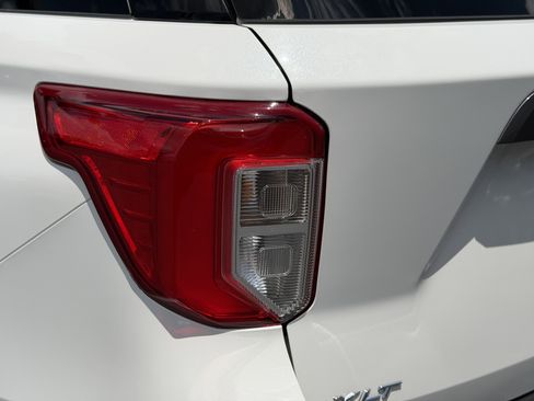 Used 2022 Ford Explorer XLT w/ Equipment Group 202A RWD image 9