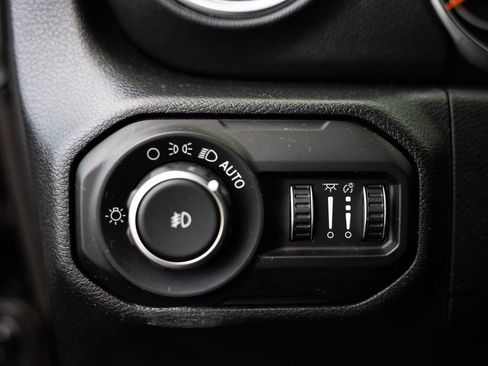 Used 2018 Jeep Wrangler Unlimited Sahara AWD/4WD image 26