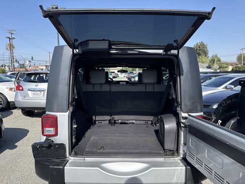Used 2010 Jeep Wrangler Unlimited Sahara AWD/4WD image 15
