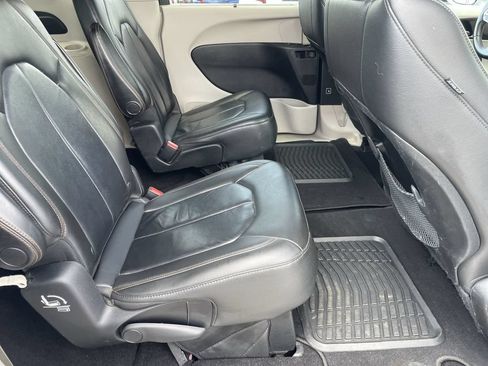 Used 2017 Chrysler Pacifica Touring-L FWD image 23