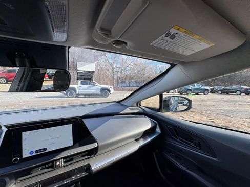 Used 2025 Toyota Prius LE image 31