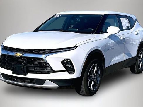 Used 2023 Chevrolet Blazer LT image 2