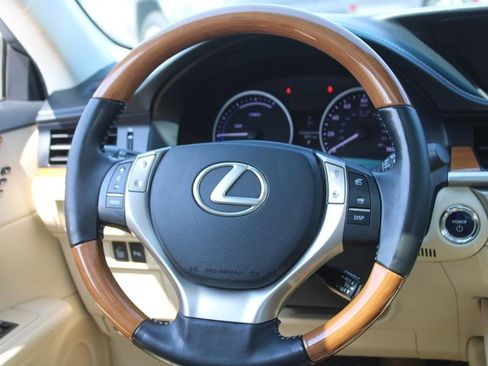 Used 2015 Lexus ES 300h w/ Navigation System Package FWD image 12