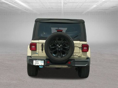 Used 2022 Jeep Wrangler Unlimited Sahara AWD/4WD image 8