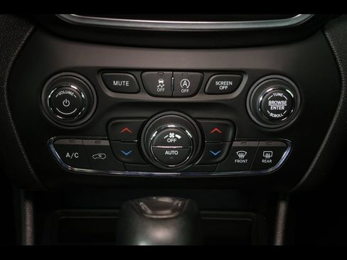 Used 2022 Jeep Cherokee Latitude Lux w/ Sun & Sound Group AWD/4WD image 27