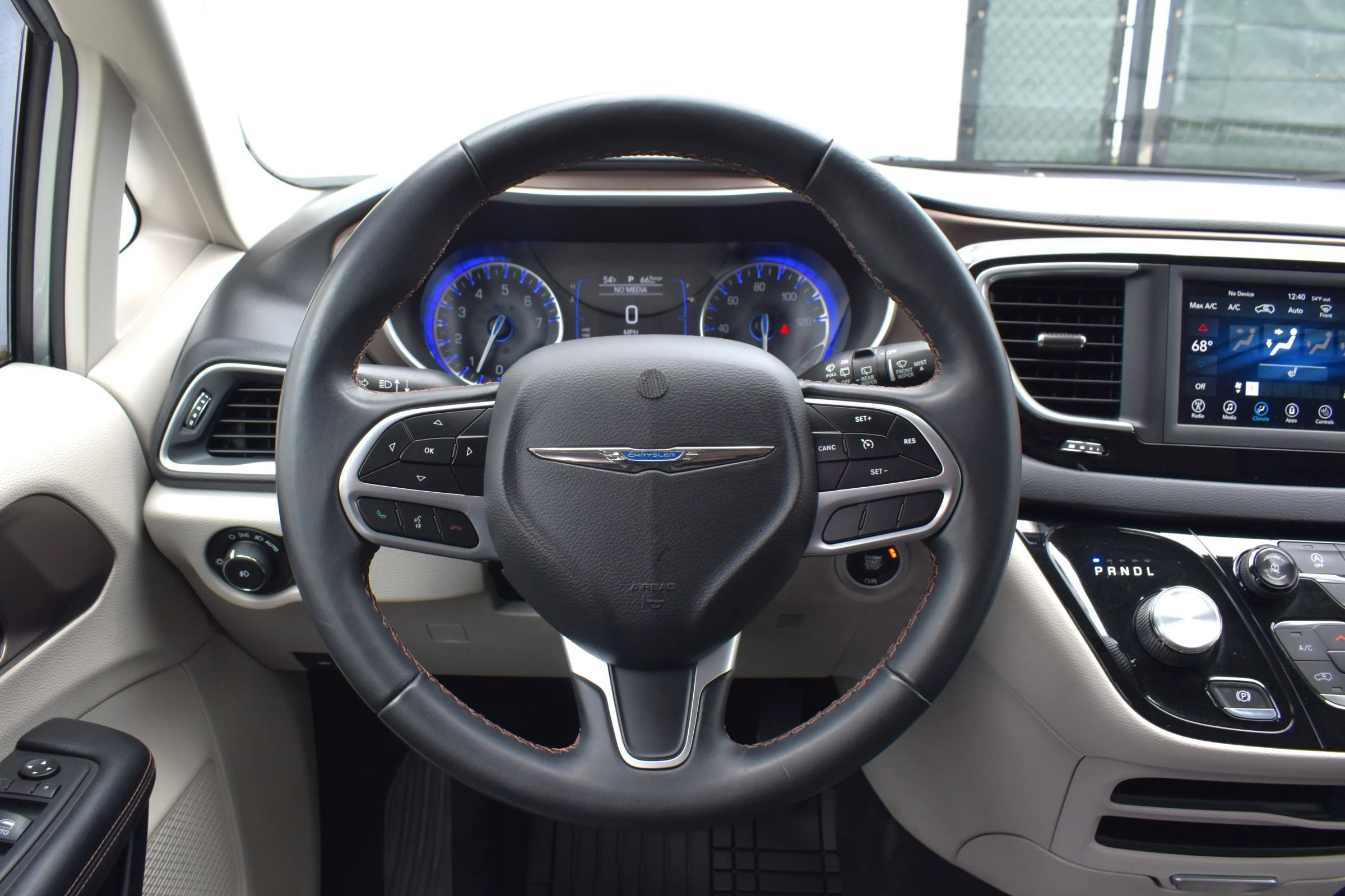 Used 2018 Chrysler Pacifica Touring-L FWD image 54