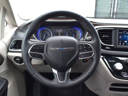 Used 2018 Chrysler Pacifica Touring-L FWD image 54