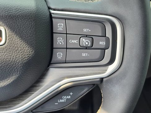 Used 2023 Jeep Wagoneer Series III w/ Premium Group I AWD/4WD image 18