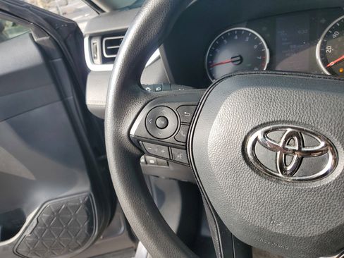 Used 2021 Toyota RAV4 XLE image 16