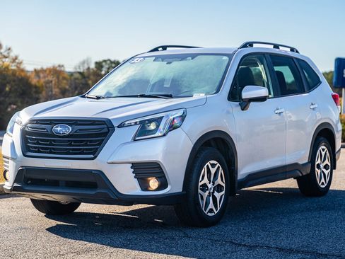 Used 2023 Subaru Forester Premium image 3