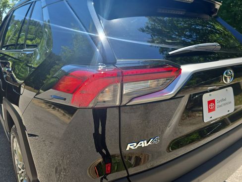 Used 2022 Toyota RAV4 Limited FWD image 34