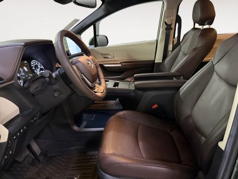 Used 2023 Toyota Sienna Platinum AWD/4WD image 15