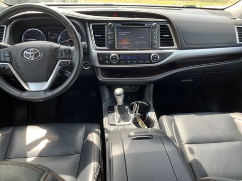 Used 2019 Toyota Highlander XLE AWD/4WD image 16
