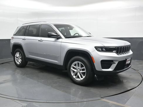 Used 2025 Jeep Grand Cherokee 4WD image 4