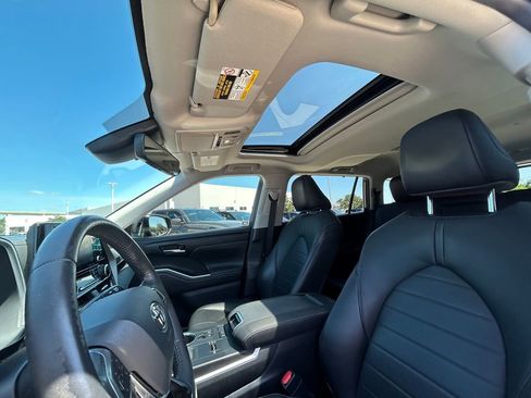 Used 2020 Toyota Highlander XLE FWD image 12