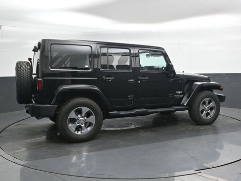 Used 2018 Jeep Wrangler Unlimited Sahara w/ Connectivity Group AWD/4WD image 3