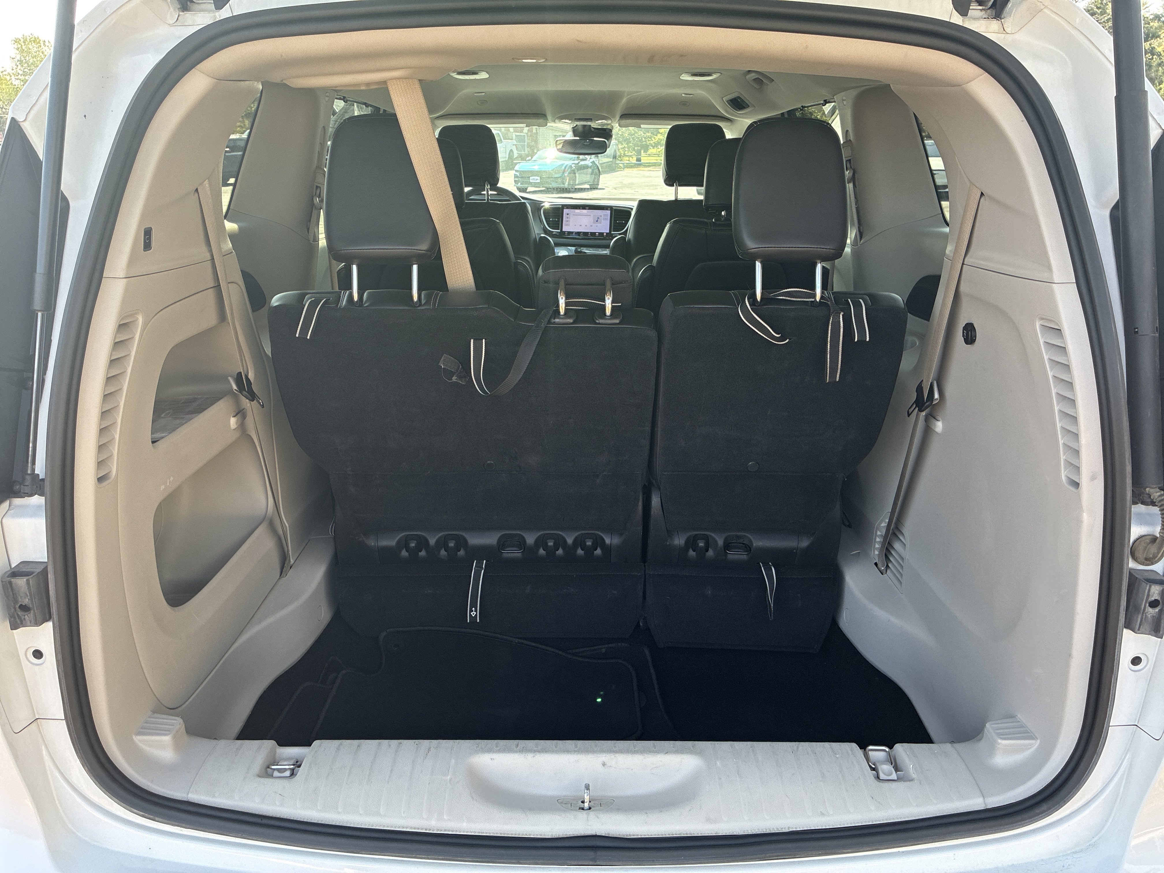Used 2024 Chrysler Pacifica Touring-L FWD image 39