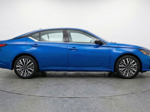 Used 2025 Nissan Altima 2.5 SV image 11