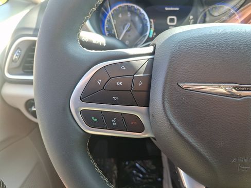 Used 2023 Chrysler Pacifica Touring-L FWD image 21