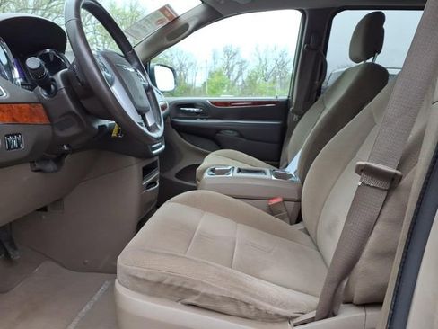 Used 2014 Chrysler Town & Country Touring FWD image 16