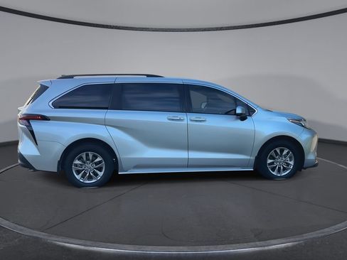 Used 2025 Toyota Sienna XLE FWD image 9