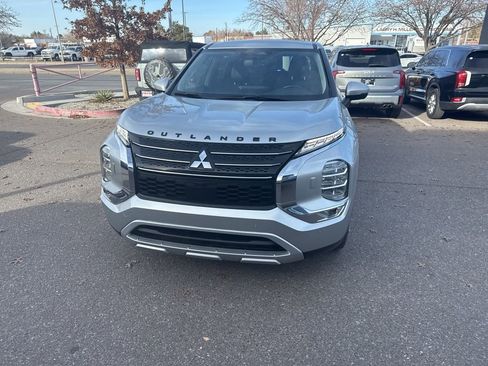 Used 2024 Mitsubishi Outlander SE image 2