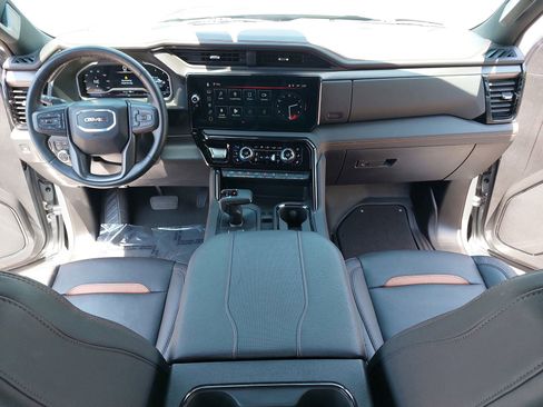 Used 2024 GMC Sierra 1500 AT4 w/ Technology Package AWD/4WD image 9