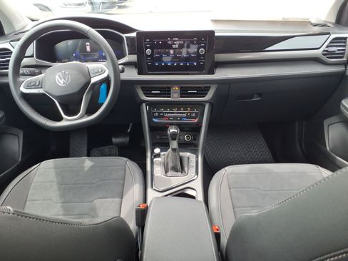 New 2026 Volkswagen Taos SE FWD image 8