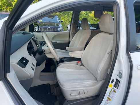 Used 2012 Toyota Sienna LE FWD image 12