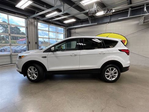 Used 2019 Ford Escape SE FWD image 2