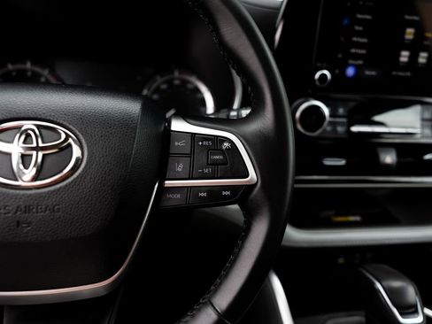 Used 2023 Toyota Highlander XLE AWD/4WD image 15