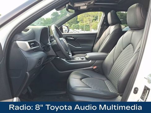 Used 2024 Toyota Highlander XSE AWD/4WD image 2
