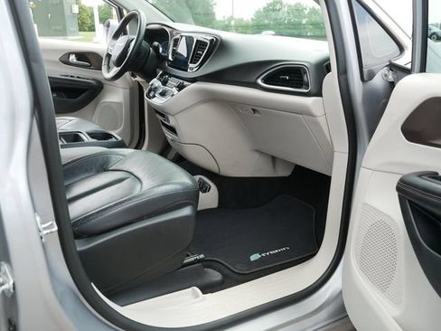 Used 2017 Chrysler Pacifica Premium FWD image 21