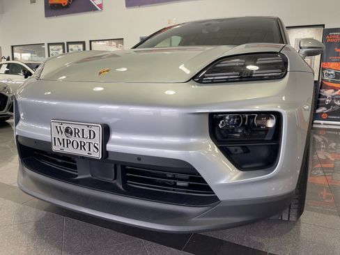 Used 2025 Porsche Macan 4S Electric AWD/4WD image 10