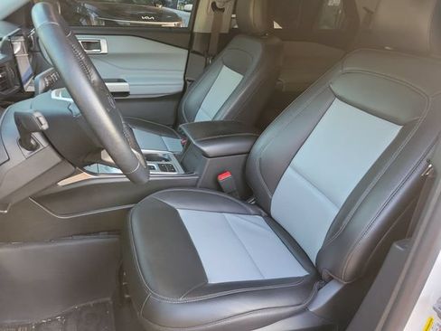 Used 2023 Ford Explorer XLT w/ Equipment Group 202A RWD image 8