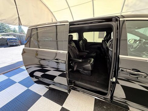 Used 2025 Chrysler Pacifica Select FWD image 26