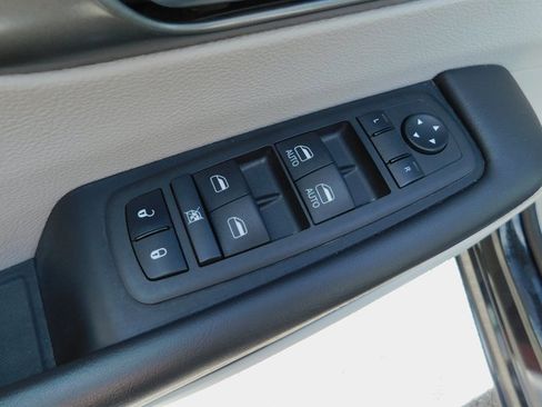 Used 2024 Chrysler Pacifica Select image 27