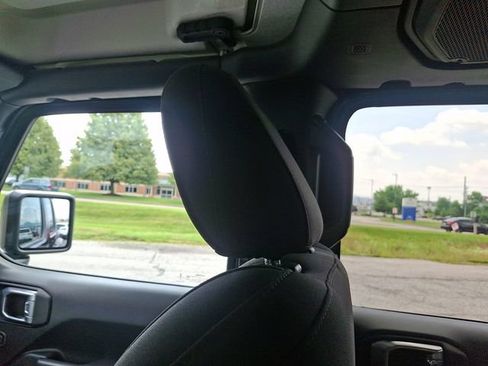 Certified 2022 Jeep Gladiator Sport AWD/4WD image 17