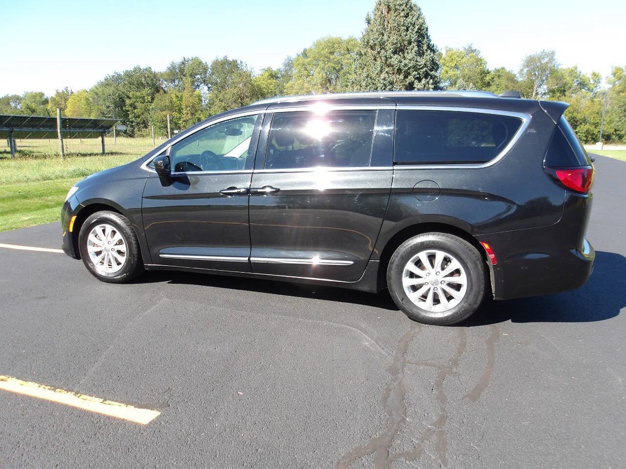 Used 2018 Chrysler Pacifica Touring-L FWD image 11