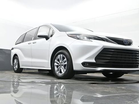 Used 2025 Toyota Sienna XLE w/ XLE Plus Package image 25