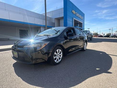Used 2025 Toyota Corolla LE image 2