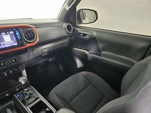 Used 2018 Toyota Tacoma TRD Sport AWD/4WD image 31