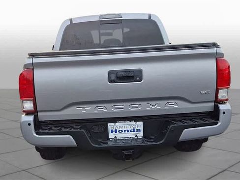 Used 2017 Toyota Tacoma TRD Sport image 7