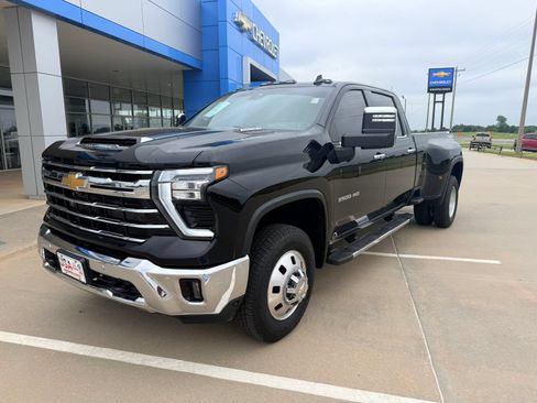 Used 2024 Chevrolet Silverado 3500 LTZ w/ LTZ Convenience Package AWD/4WD image 2