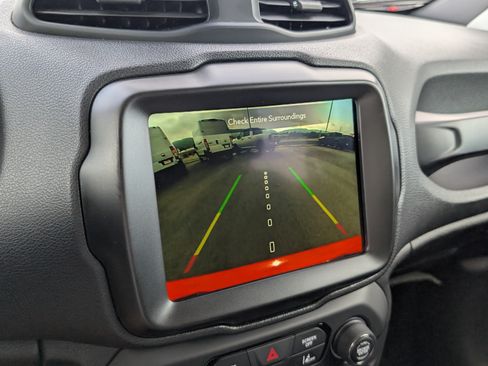 Used 2023 Jeep Renegade Latitude AWD/4WD image 17