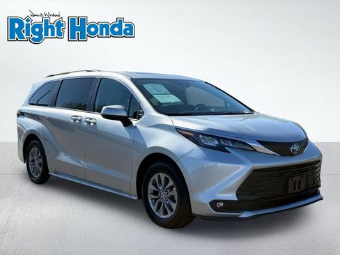 Used 2025 Toyota Sienna XLE FWD image 9