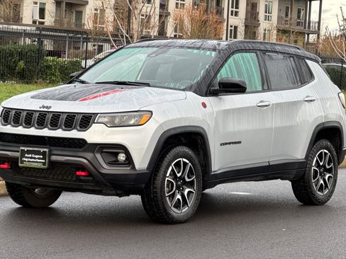 Used 2024 Jeep Compass Trailhawk image 7