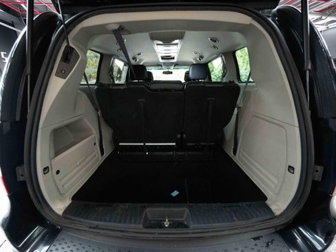 Used 2016 Chrysler Town & Country Touring FWD image 27
