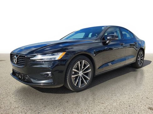 Used 2022 Volvo S60 B5 Momentum image 2