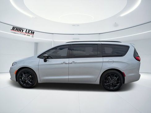 New 2026 Chrysler Pacifica Limited w/ S Appearance Package image 6